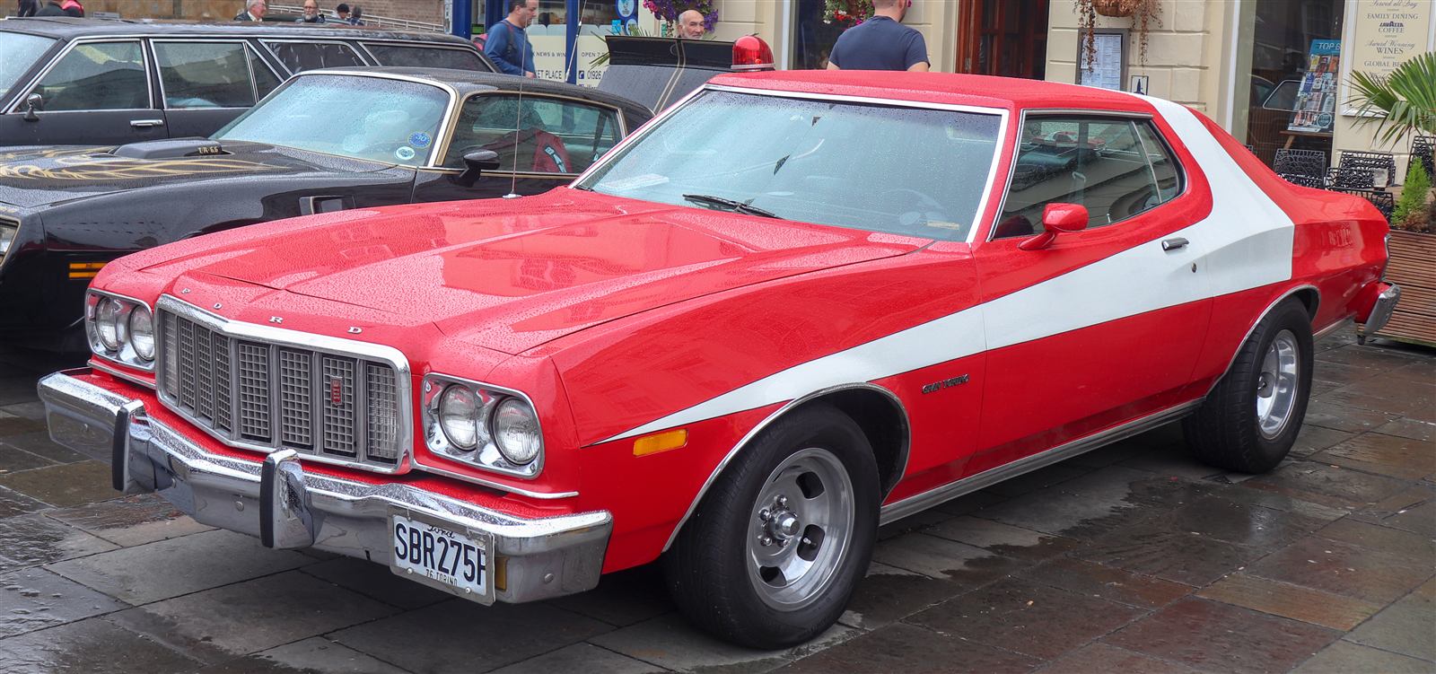 Ford Gran Torino rojo con franja blanca, el modelo del coche de Starsky y Hutch